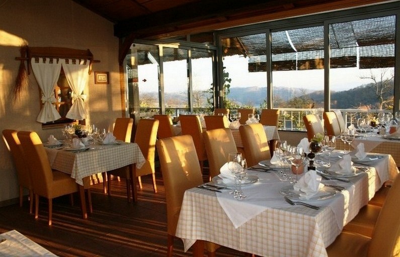 The restaurant Vuglec Breg inside